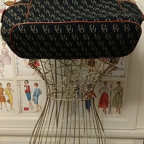 Dooney and Bourke large canvas black signature bag - Picture 3 of 8